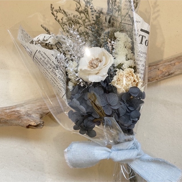 ドライフラワースワッグ　ラッピングギフト　ナチュラルブーケ　ブルースワッグ　花束 ハンドメイドのフラワー/ガーデン(ドライフラワー)の商品写真