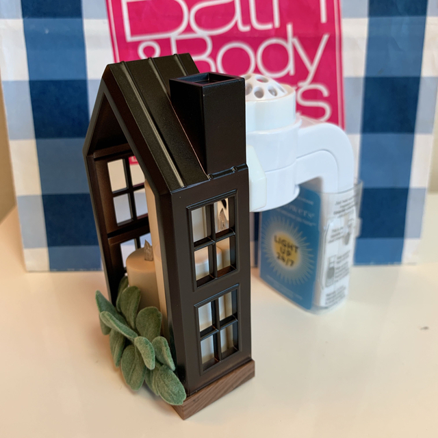 Bath & Body Works(バスアンドボディーワークス)の【新品】バスアンドボディワークス ウォールフラワー プラグ キャンドル コスメ/美容のリラクゼーション(アロマポット/アロマランプ/芳香器)の商品写真