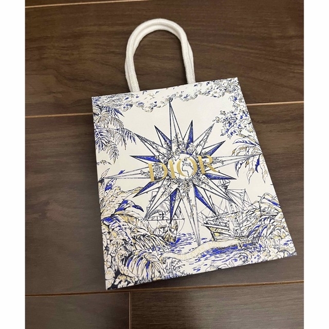 Dior(ディオール)のDiorディオール 2022クリスマス限定ホリデーショップ袋 リボン付き レディースのバッグ(ショップ袋)の商品写真