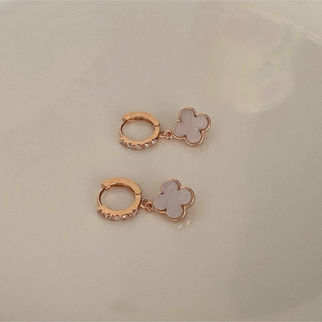 フラワーピアス レディースのアクセサリー(ピアス)の商品写真