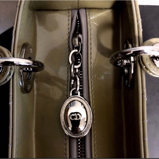 Christian Dior(クリスチャンディオール)のディオール バッグ レディディオール エナメル ベージュ ミディアム レディースのバッグ(ハンドバッグ)の商品写真