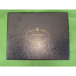 プラダ(PRADA)のPRADA レディース 二つ折り財布 メタリックブラック ※使用感あり.(財布)