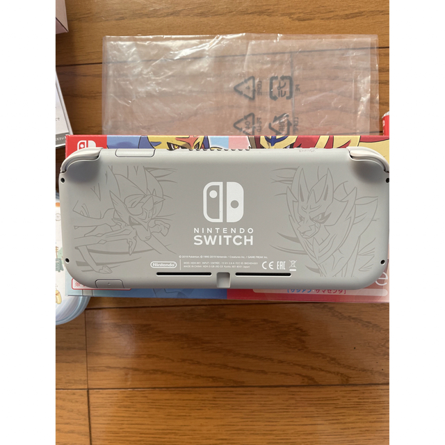 Nintendo Switch(ニンテンドースイッチ)のニンテンドースイッチライトポケモンSwitch lite 本体　ポケモンソフト付 エンタメ/ホビーのゲームソフト/ゲーム機本体(家庭用ゲーム機本体)の商品写真