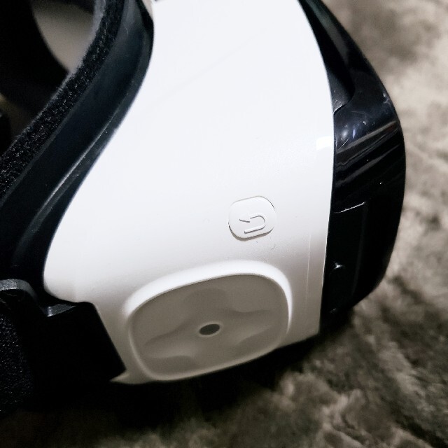 SAMSUNG(サムスン)のSAMSUNG SM-R322NZWAXJP　Gear VR ゴーグル スマホ/家電/カメラのスマートフォン/携帯電話(その他)の商品写真