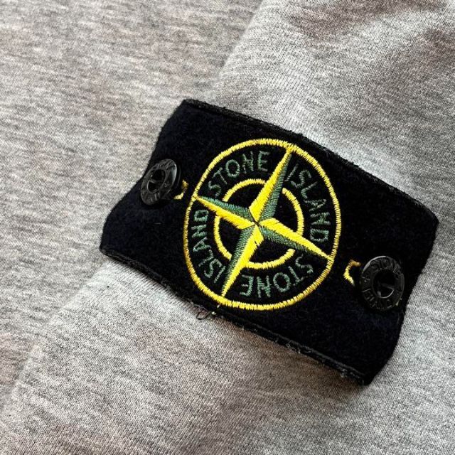 STONE ISLAND(ストーンアイランド)の【未使用に近い】Stone Island スゥエット グレー Mサイズ メンズのトップス(スウェット)の商品写真