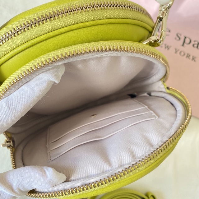 kate spade new york(ケイトスペードニューヨーク)のケイトスペード　ショルダーバッグ　テニス　ボール　ハンドバッグ　イエロー　百貨店 レディースのバッグ(ハンドバッグ)の商品写真