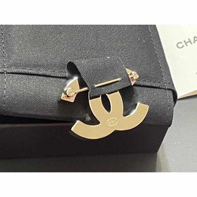 CHANEL(シャネル)のCHANEL シャネル　ココマーク　ブローチ　白　黒　ホワイト　ブラック　新品 レディースのアクセサリー(ブローチ/コサージュ)の商品写真