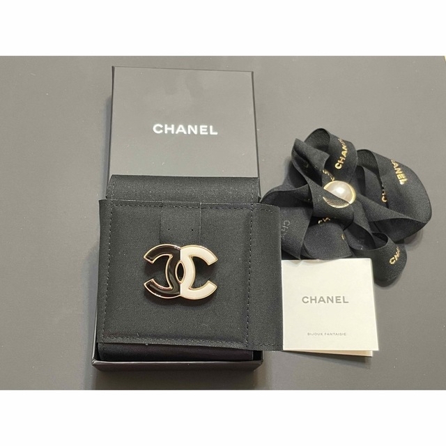 お待たせ! CHANEL - CHANEL シャネル ココマーク ブローチ 白 黒