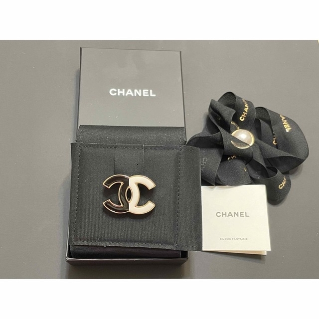 CHANEL - CHANEL シャネル ココマーク ブローチ 白 黒 ホワイト