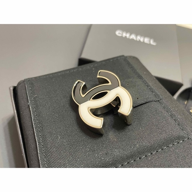 CHANEL - CHANEL シャネル ココマーク ブローチ 白 黒 ホワイト ...