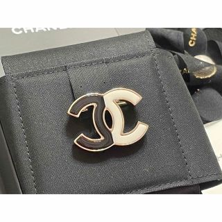 シャネル(CHANEL)のCHANEL シャネル　ココマーク　ブローチ　白　黒　ホワイト　ブラック　新品(ブローチ/コサージュ)