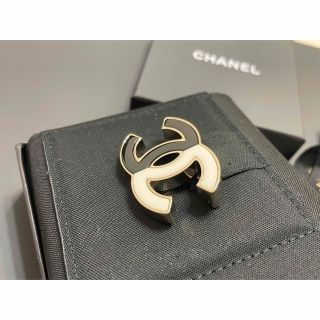 CHANEL シャネル ココマーク ブローチ 白 黒 ホワイト ブラック 新品