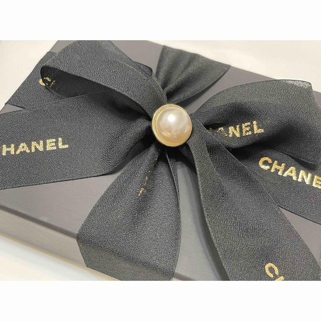 CHANEL(シャネル)の限定　CHANEL シャネル　ブローチ　ココマーク　ピンク　ブラック　黒　新品 レディースのアクセサリー(ブローチ/コサージュ)の商品写真