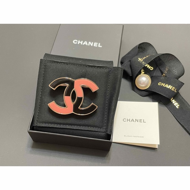 CHANEL(シャネル)の限定　CHANEL シャネル　ブローチ　ココマーク　ピンク　ブラック　黒　新品 レディースのアクセサリー(ブローチ/コサージュ)の商品写真