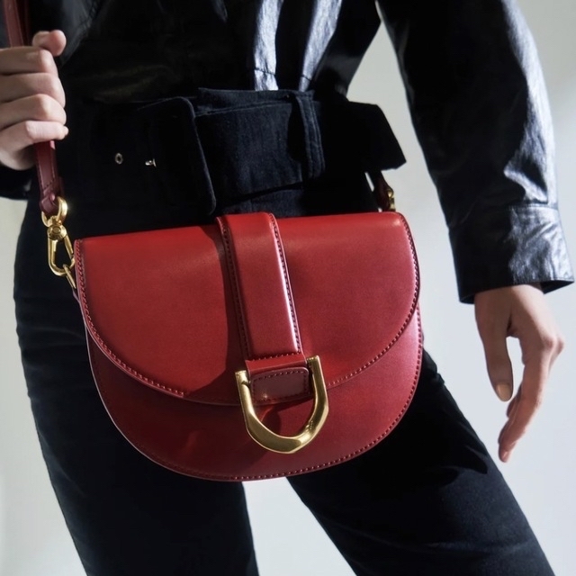 Charles and Keith(チャールズアンドキース)のCharles & Keith ガビーヌ サドルバッグ （Red） レディースのバッグ(ショルダーバッグ)の商品写真