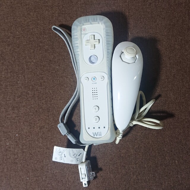Wii(ウィー)のWiiリモコン ヌンチャクセット 任天堂 ニンテンドー純正 ジャケット付 動作品 エンタメ/ホビーのゲームソフト/ゲーム機本体(家庭用ゲーム機本体)の商品写真