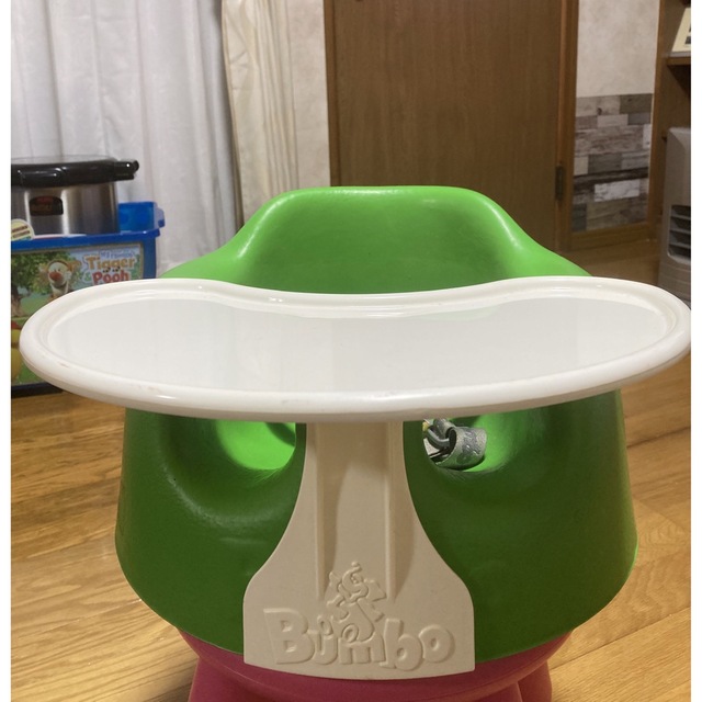 Bumbo(バンボ)のバンボ　Bumboベビーソファ　イス　グリーン　テーブル付き キッズ/ベビー/マタニティの寝具/家具(その他)の商品写真