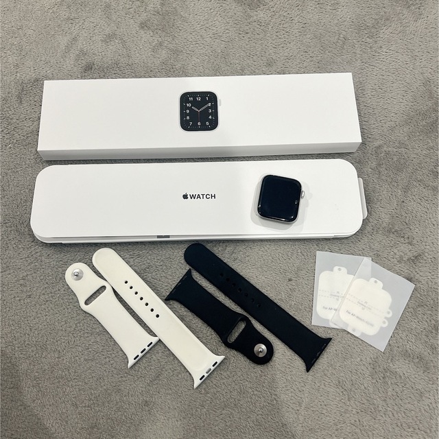 Apple Watch SE 44mm シルバーアルミニウム　GPS