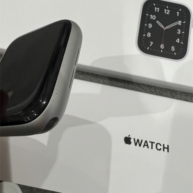 Apple Watch(アップルウォッチ)のApple Watch SE 44mm シルバーアルミニウム　GPS スマホ/家電/カメラのスマートフォン/携帯電話(その他)の商品写真