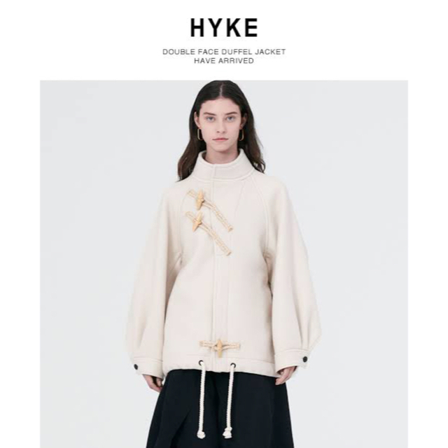 HYKE(ハイク)のHYKE ショートダッフル ホワイト 新品未使用 試着なしタグ付き 22aw レディースのジャケット/アウター(ダッフルコート)の商品写真