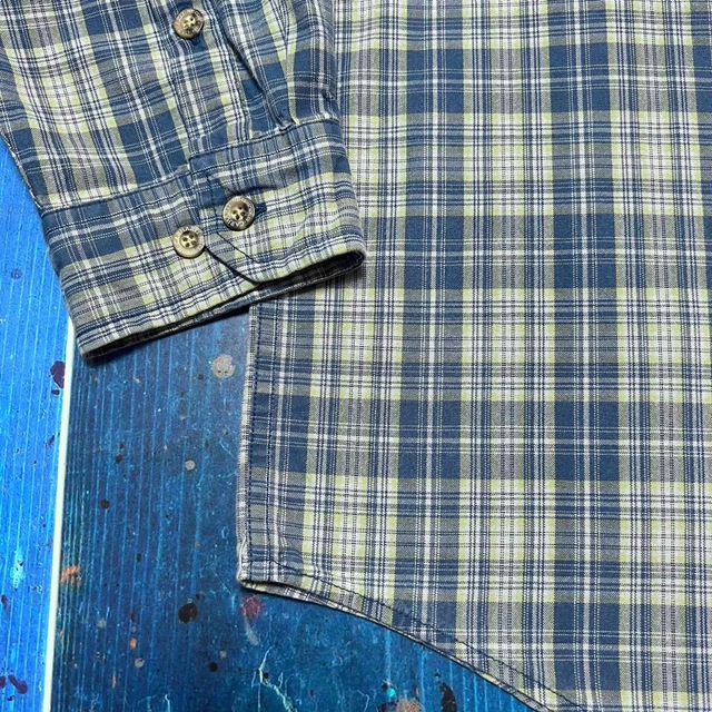 carhartt(カーハート)の【カーハート】レザーロゴフラップダブルポケットレトロワークチェックシャツ　ブルー メンズのトップス(シャツ)の商品写真