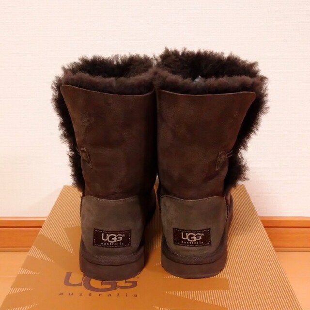 UGG(アグ)の7800円☆  UGG  ベイリー ボタン チョコレート   ムートンブーツ！ レディースの靴/シューズ(ブーツ)の商品写真