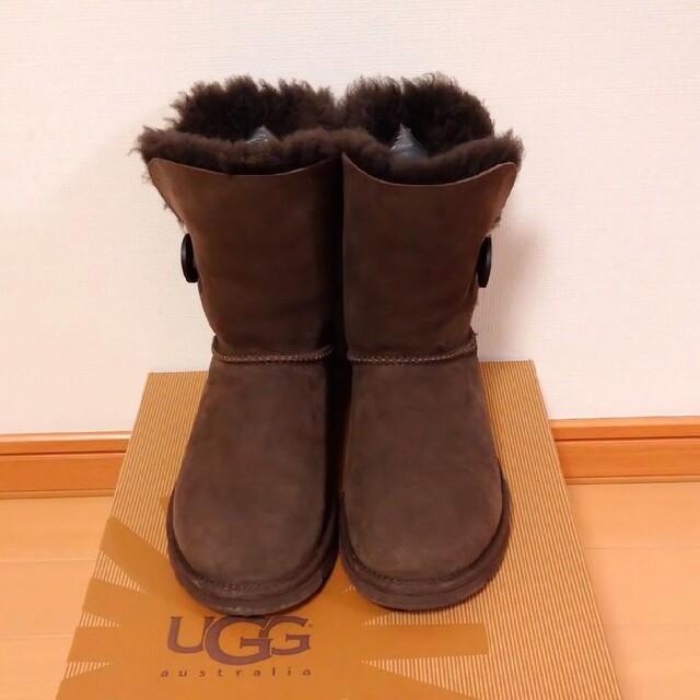 UGG(アグ)の7800円☆  UGG  ベイリー ボタン チョコレート   ムートンブーツ！ レディースの靴/シューズ(ブーツ)の商品写真