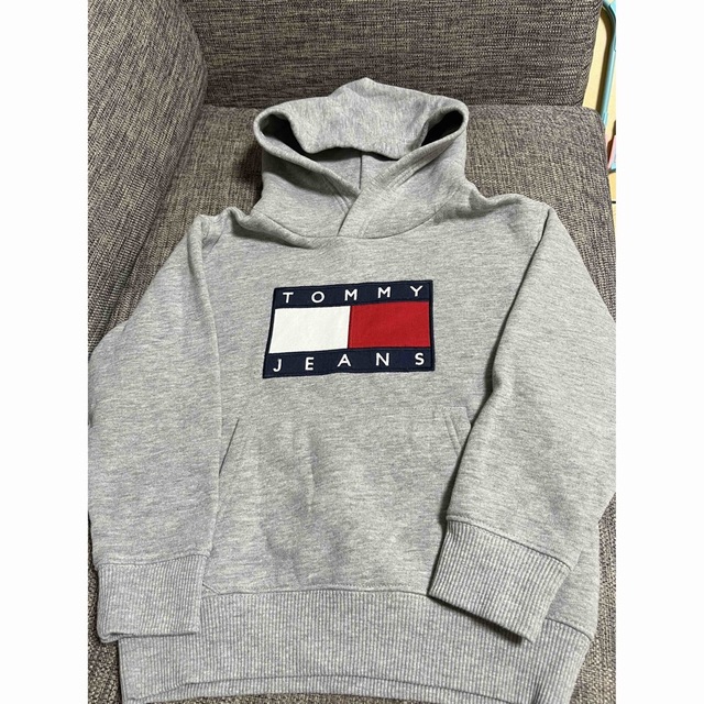 TOMMY HILFIGER(トミーヒルフィガー)のTOMMYFILFIGER キッズ　パーカー　グレー キッズ/ベビー/マタニティのキッズ服男の子用(90cm~)(ジャケット/上着)の商品写真