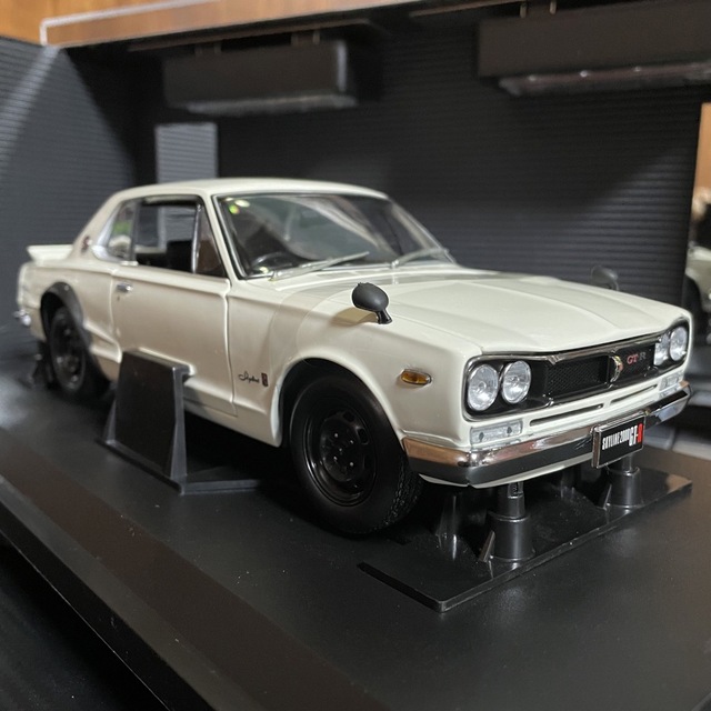 絶版京商1/18スカイライン2000GT-R KPGC10 (ライト点灯モデル)