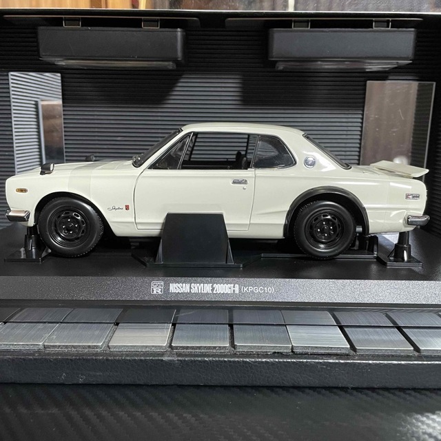 絶版京商1/18スカイライン2000GT-R KPGC10 (ライト点灯モデル)