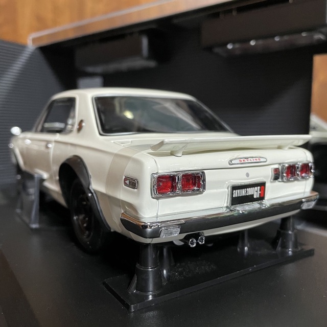 絶版京商1/18スカイライン2000GT-R KPGC10 (ライト点灯モデル)