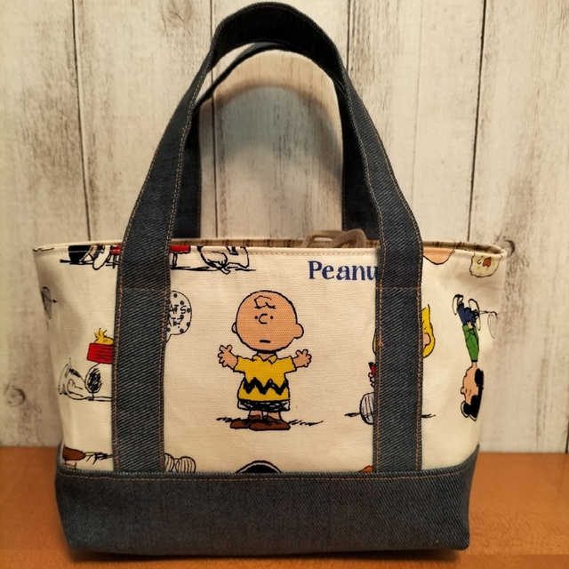 PEANUTS(ピーナッツ)のSNOOPY　小さめ巾着トートバッグ　お弁当袋　ミニバック　ハンドメイド　スヌー ハンドメイドのファッション小物(バッグ)の商品写真