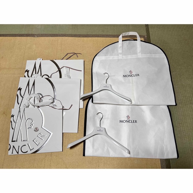 MONCLER(モンクレール)のMONCLERの紙袋と服カバーとハンガー　モンクレール レディースのレディース その他(その他)の商品写真