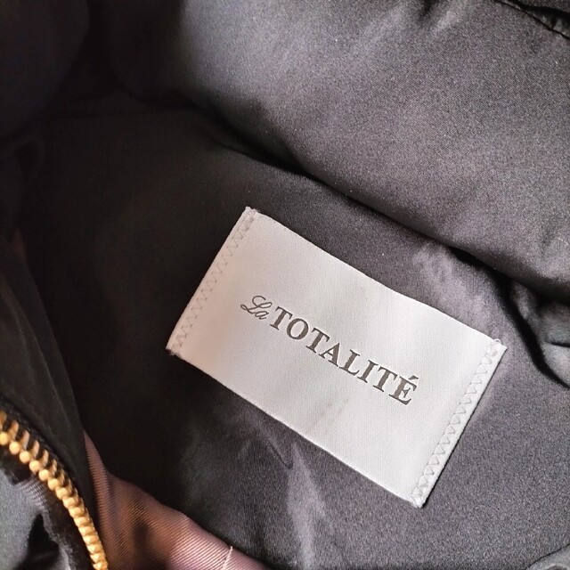 La TOTALITE(ラトータリテ)の【美品】トータリテ　フード付きロングダウンコート　ファー付き　黒　ダブルジップ レディースのジャケット/アウター(ダウンコート)の商品写真