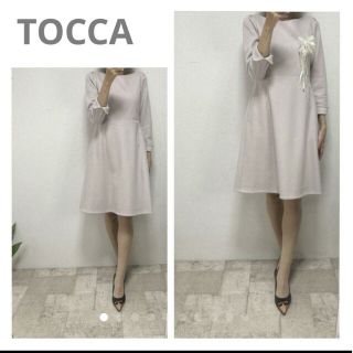 トッカ(TOCCA)のまぁ美品トッカウール100％バックリボンフィット＆フレアーワンピ／くすみピンク(ひざ丈ワンピース)