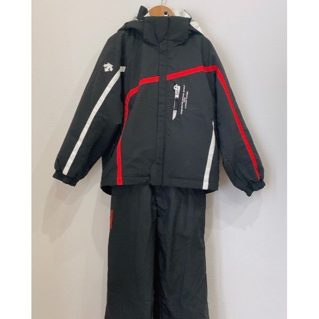 DESCENTE(デサント)の〇 DESCENTE デサント スキーウエア 130サイズ 黒 キッズ/ベビー/マタニティのキッズ服男の子用(90cm~)(その他)の商品写真