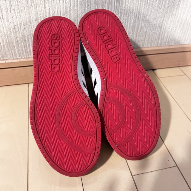 adidas(アディダス)のアディダス　キッズ　アディフープス ミッドカット　23,5センチ キッズ/ベビー/マタニティのキッズ靴/シューズ(15cm~)(スニーカー)の商品写真