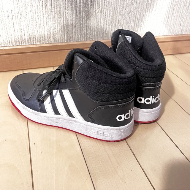 adidas(アディダス)のアディダス　キッズ　アディフープス ミッドカット　23,5センチ キッズ/ベビー/マタニティのキッズ靴/シューズ(15cm~)(スニーカー)の商品写真