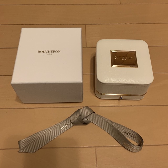 BOUCHERON ケースリボン