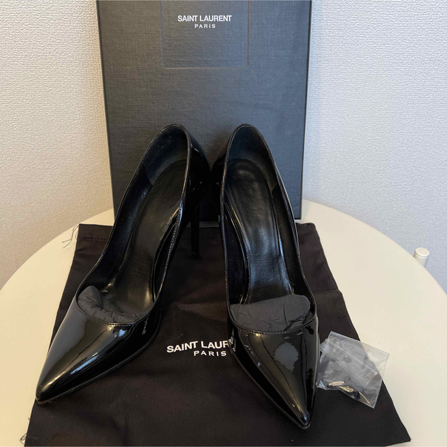 Saint Laurent(サンローラン)の美品　パテント　ブラック　ピンヒール レディースの靴/シューズ(ハイヒール/パンプス)の商品写真