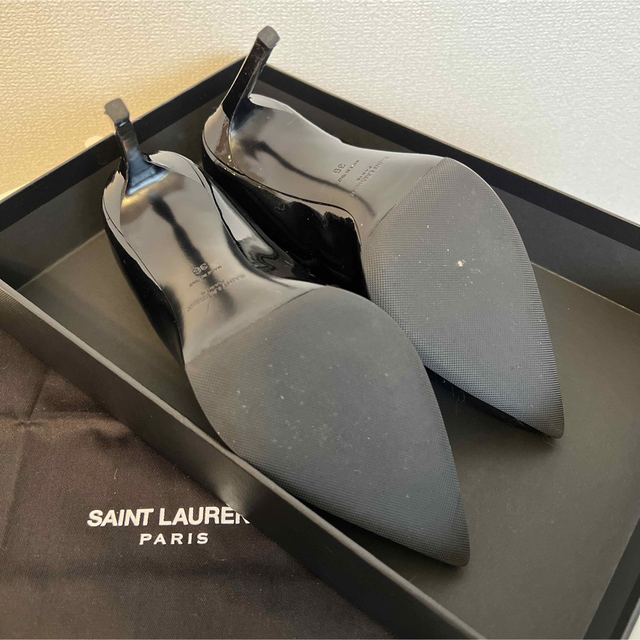 Saint Laurent(サンローラン)の美品　パテント　ブラック　ピンヒール レディースの靴/シューズ(ハイヒール/パンプス)の商品写真