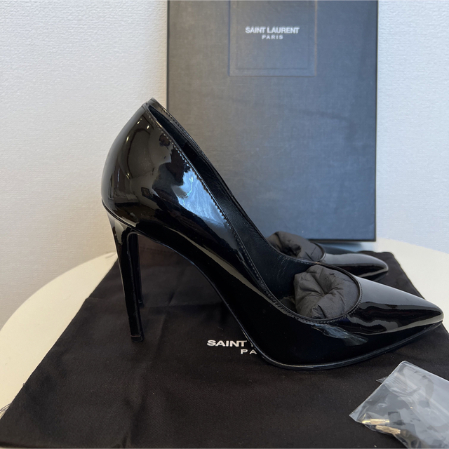 Saint Laurent(サンローラン)の美品　パテント　ブラック　ピンヒール レディースの靴/シューズ(ハイヒール/パンプス)の商品写真
