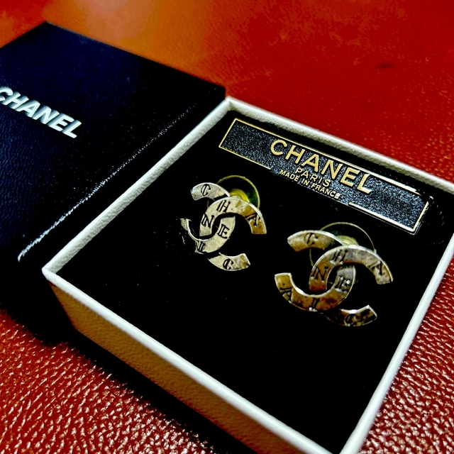 【CHANEL】シルバーピアス（箱付） 3