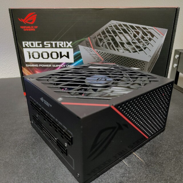 ASUS(エイスース)のASUS 1000W ROG STRIX 1000G 80 PLUS GOLD スマホ/家電/カメラのPC/タブレット(PCパーツ)の商品写真