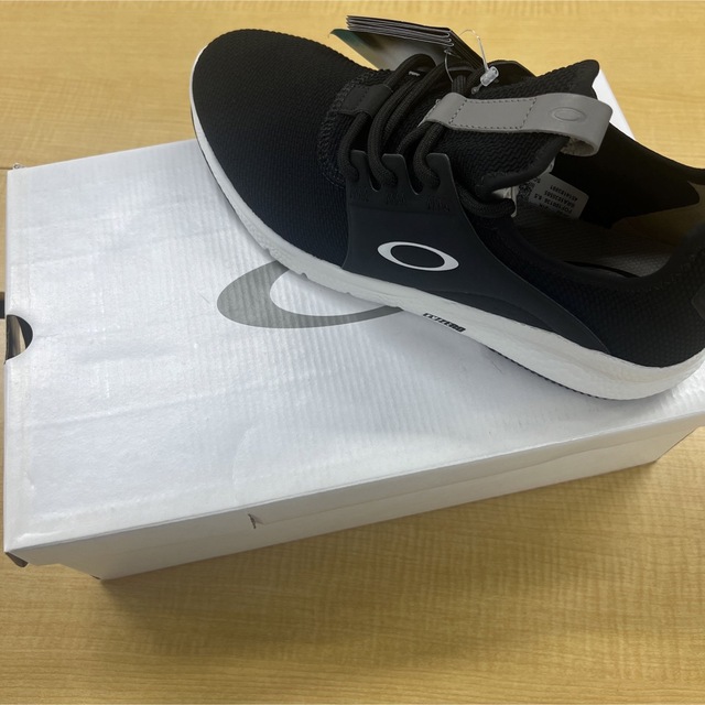 Oakley(オークリー)のオークリースニーカー 日本正規品FOF100136 未使用品 メンズの靴/シューズ(スニーカー)の商品写真