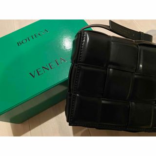 ボッテガヴェネタ(Bottega Veneta)のBOTTEGA VENETA のパデッドカセットショルダーバッグ (ショルダーバッグ)