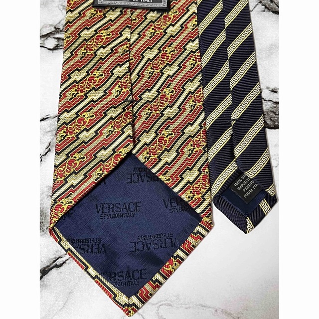 VERSACE(ヴェルサーチ)の【高級ネクタイ✨美品✨】VERSACE ネクタイ 赤 金 黄 総柄 メンズのファッション小物(ネクタイ)の商品写真