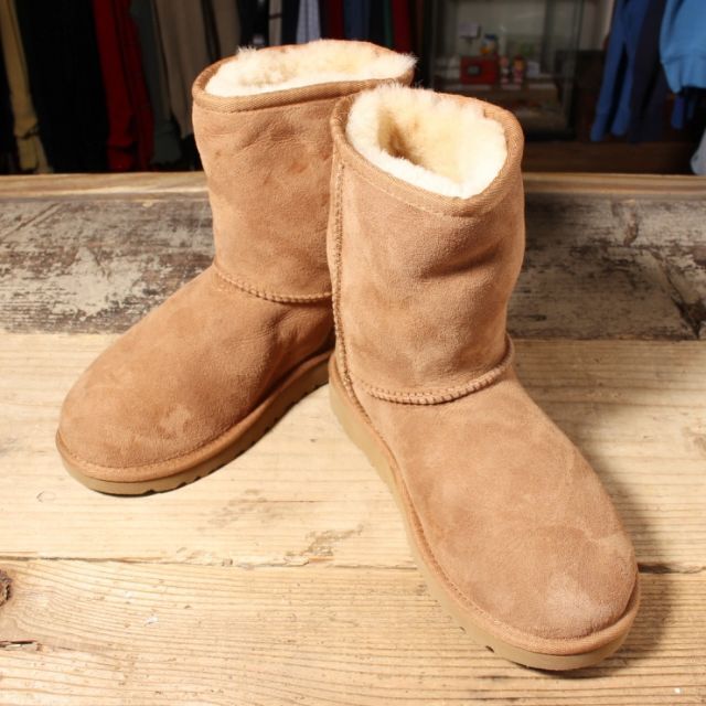 UGG - 未使用品 UGG スウェードレザークラシックブーツ 22.5ムートン aw154