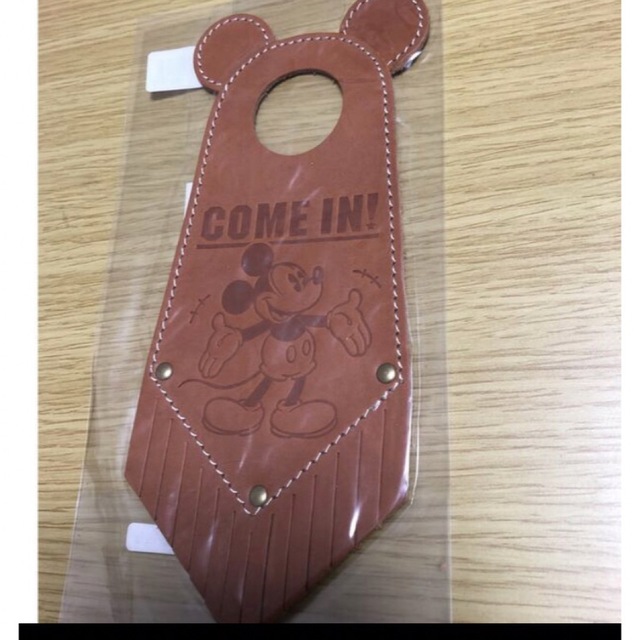 Disney(ディズニー)のディズニーリゾート限定　ドアプレート　　　　牛革製2枚セット　未開封 エンタメ/ホビーのおもちゃ/ぬいぐるみ(キャラクターグッズ)の商品写真