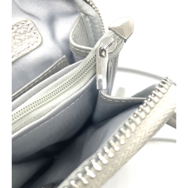 ⭐︎美品　本革　スマホショルダー　ポーチ　シルバー⭐︎ レディースのバッグ(ショルダーバッグ)の商品写真